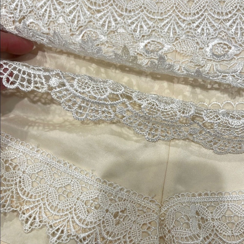 Sans Souci Cream Lace Shorts - Picture 4 of 11